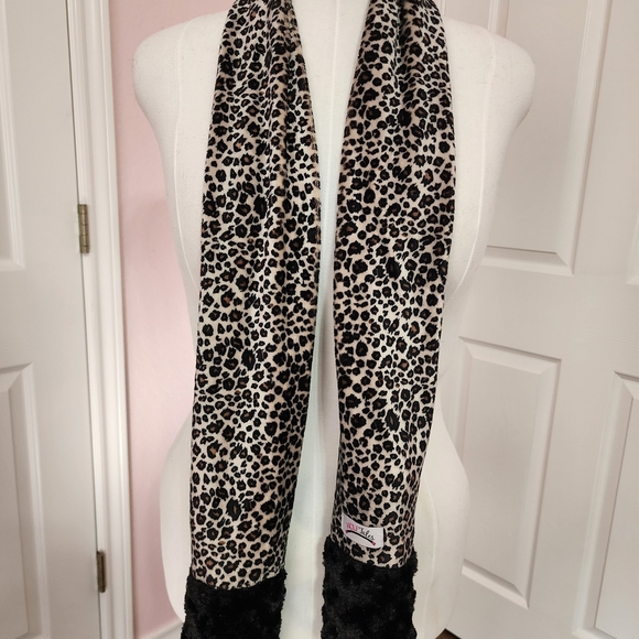 Chic Leopard Print Infinity Scarf - Picture 2 of 5
